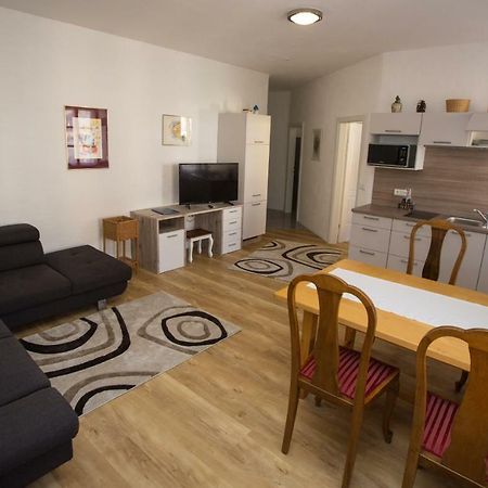 Flo & Co Apartment ไวส์เซินเคียร์เชิน อินแดร์ วาคเอา ภายนอก รูปภาพ